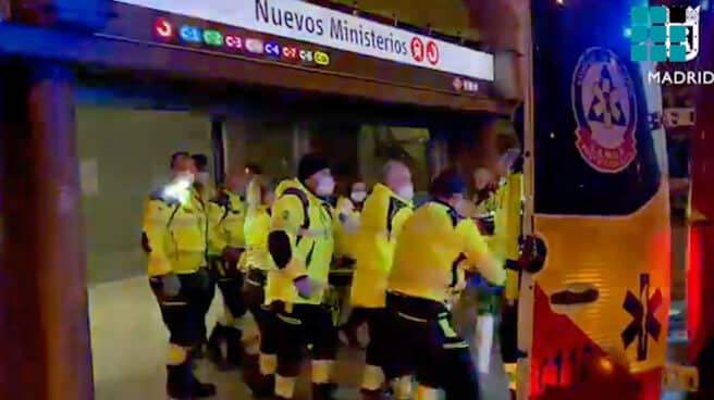 Un joven, herido grave al caer desde 8 metros en la estación de Nuevos MInisterios. Un joven, herido grave al caer desde 8 metros en la estación de Nuevos MInisterios.
