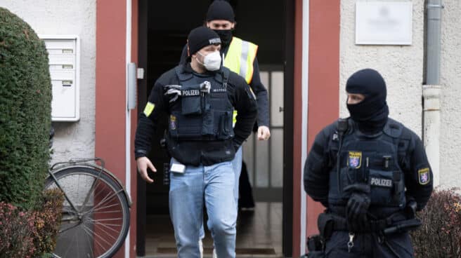 Agentes de policía junto a una propiedad registrada en Fráncfort durante una redada contra los llamados "ciudadanos del Reich".