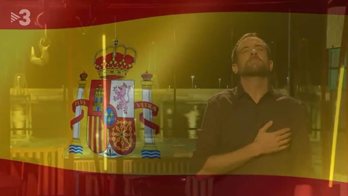 Imagen de TV3 mientras emitían el himno de España con sonidos de pedos