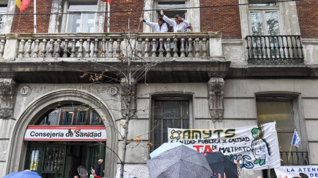 Sanitarios de Atención Primaria, encerrados en la Consejería de Sanidad durante el huelga.