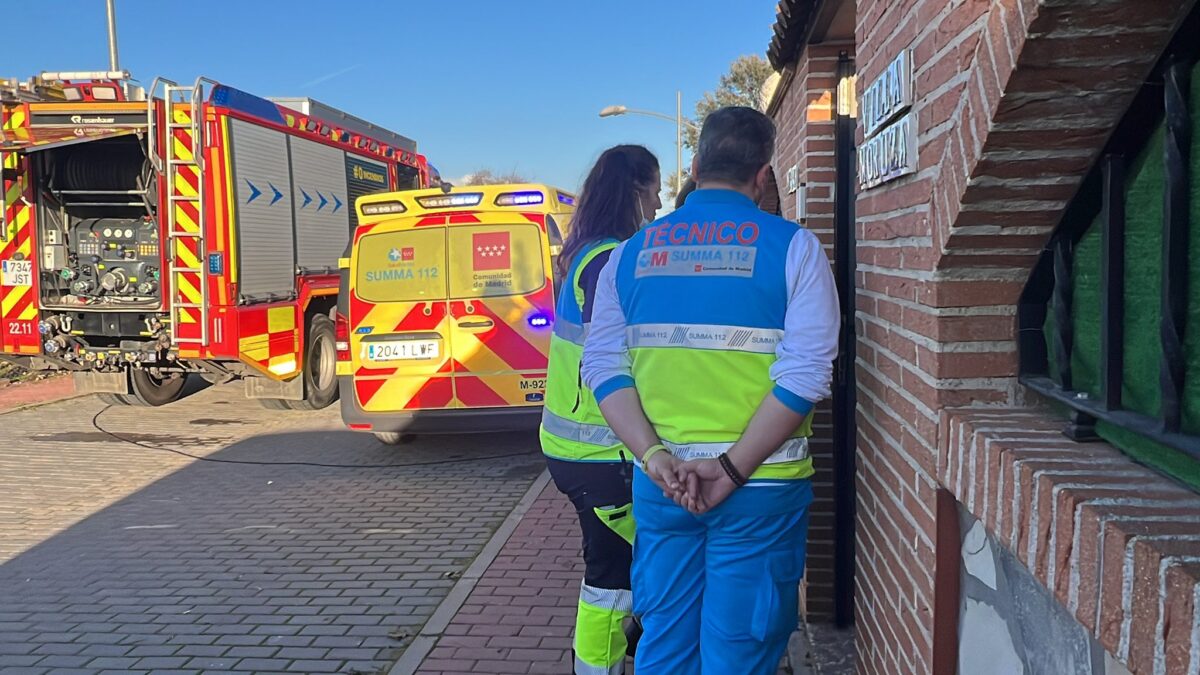 Servicios de emergencias en la vivienda donde han fallecido dos personas por inhalación de humo, en Alcalá de Henares (Madrid)