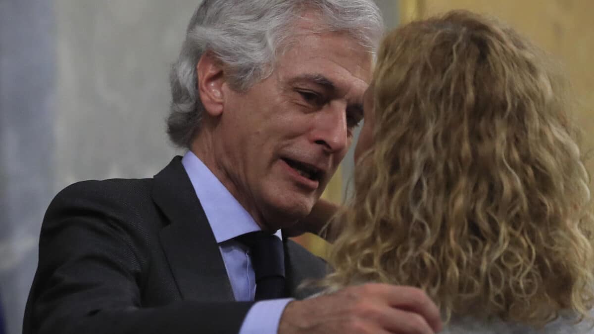 El secretario cuarto de la Mesa del Congreso de los Diputados, Adolfo Suárez Illana, junto a la presidenta del Congreso, Meritxell Batet, durante el pleno celebrado este jueves, en el Congreso de los Diputados