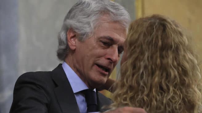 El secretario cuarto de la Mesa del Congreso de los Diputados, Adolfo Suárez Illana, junto a la presidenta del Congreso, Meritxell Batet, durante el pleno celebrado este jueves, en el Congreso de los Diputados