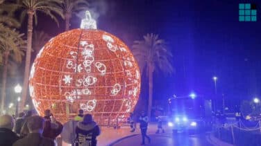 Una bola gigante de Navidad con 8.000 luces se incendia en Alicante