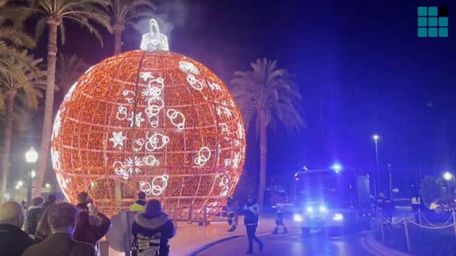 La bola incendiada se encuentra instalada en el paseo de la Explanada de España, en la confluencia con el paseo de Canalejas, Alicante.