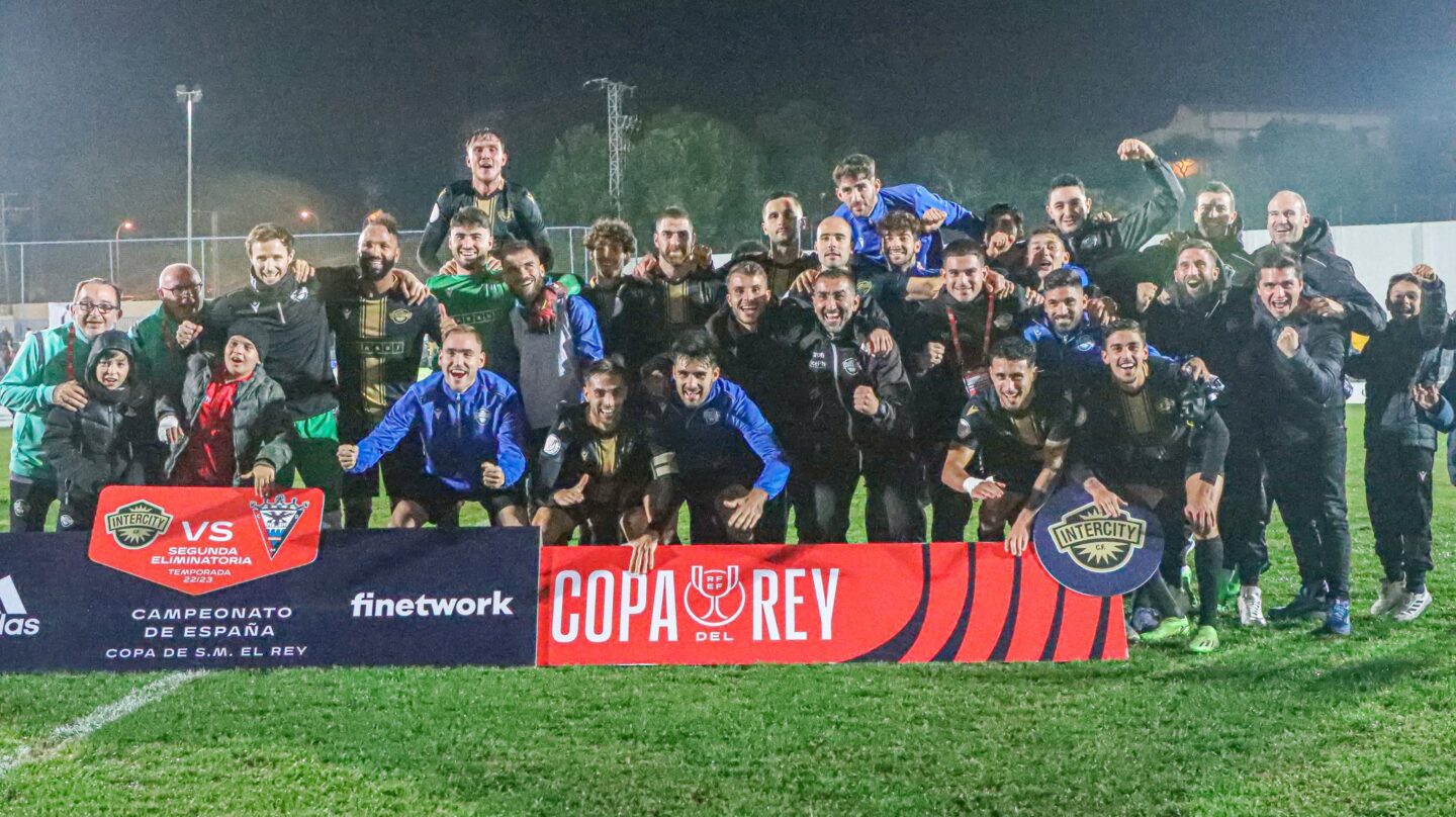 Los futbolistas del Intercity celebran su pase a dieciseisavos de Copa del Rey, donde se enfrentarán al FC Barcelona