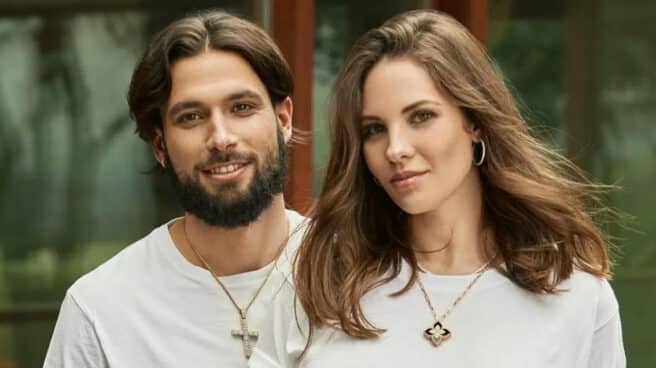 Jota Peleteiro y Jessica Bueno posando juntos, ambos vestidos de blanco