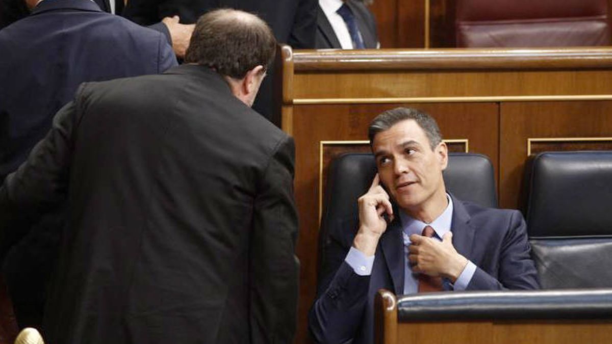 Oriol Junqueras saluda a Pedro Sánchez en la sesión constitutiva del Congreso de la XIII Legislatura