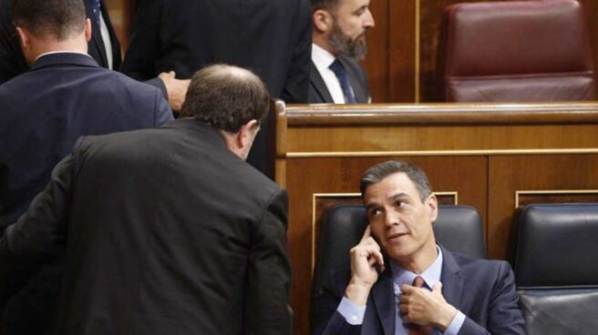 Oriol Junqueras saluda a Pedro Sánchez en la sesión constitutiva del Congreso de la XIII Legislatura