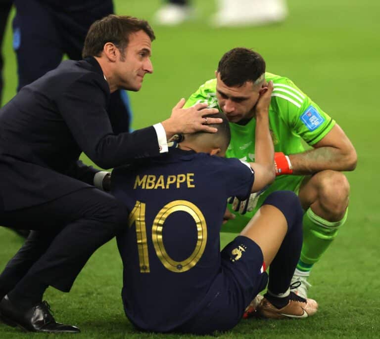 La desolación de Francia: Mbappé llora con su padre y Macron baja al vestuario