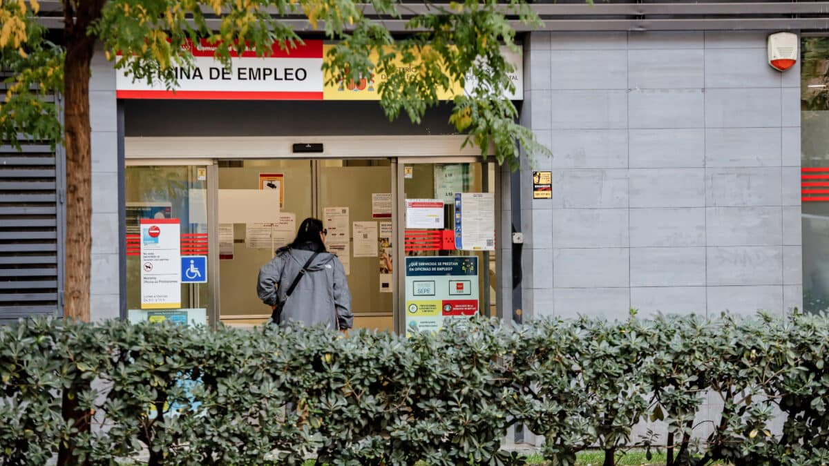 Una mujer a las puertas de la Sepe de Acacias, a 2 de diciembre de 2022, en Madrid