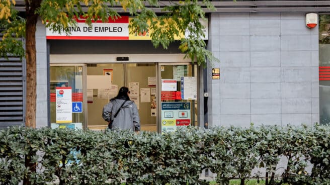 Una mujer a las puertas de la Sepe de Acacias, a 2 de diciembre de 2022, en Madrid