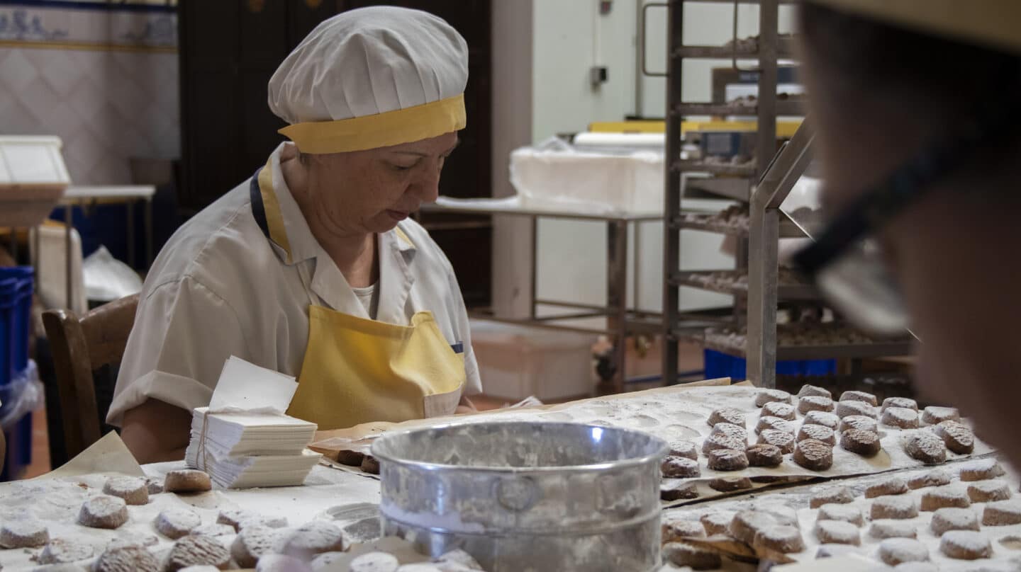 La familia que recupera las esencias de los polvorones de Estepa