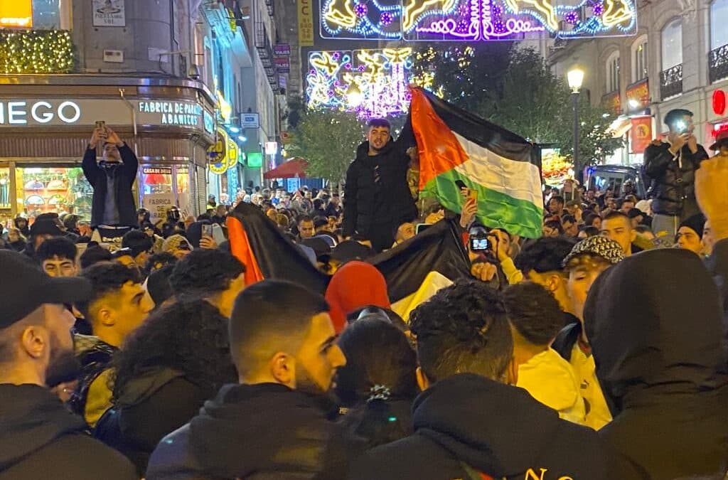 Marroquíes celebrando en Madrid su victoria contra España en el Mundial de Qatar 2022