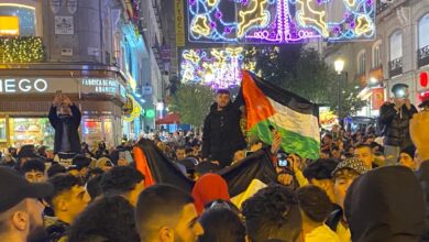 Cientos de marroquíes acuden a la Puerta del Sol para celebrar su victoria contra España