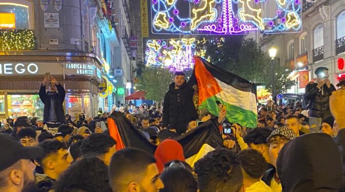 Cientos de marroquíes acuden a la Puerta del Sol para celebrar su victoria contra España