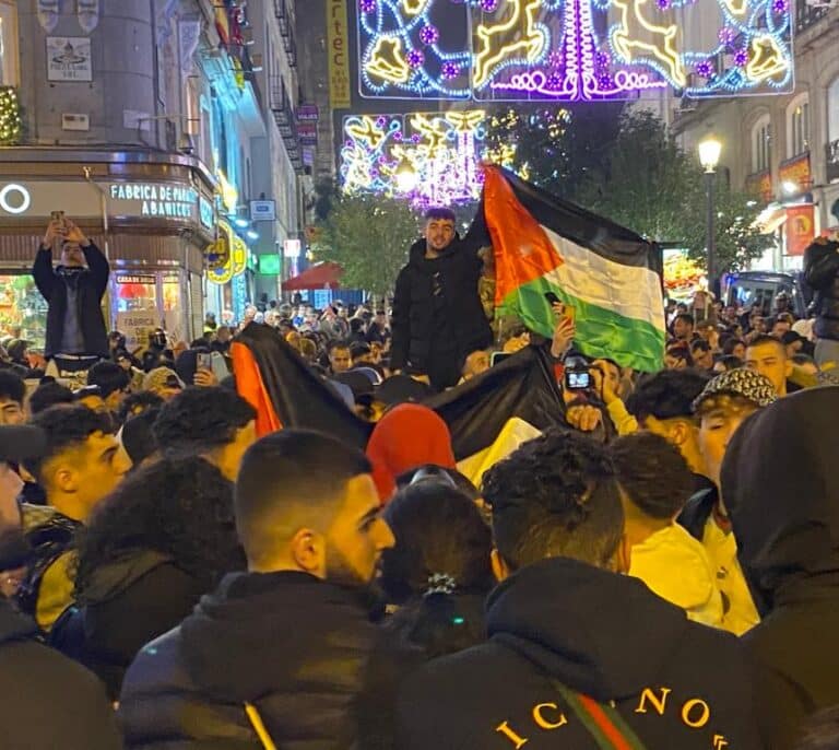 Cientos de marroquíes acuden a la Puerta del Sol para celebrar su victoria contra España