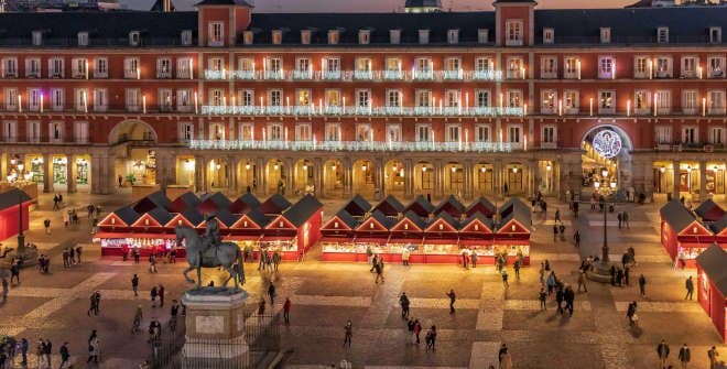 Mercadillo de Navidad en la Plaza Mayor de Madrid.