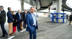 Miguel Ángel Revilla pincha en la A-8 camino de la 'cumbre ferroviaria' de Urkullu: "Llegaré tarde"