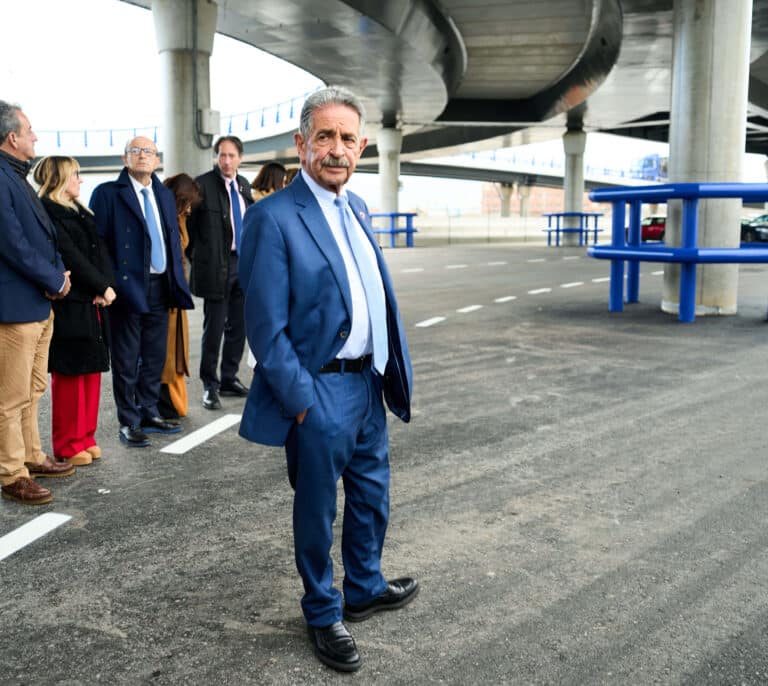 Revilla responde a Tezanos tras hundirle en Cantabria: "Es un instrumento que hace encuestas a favor del PSOE"