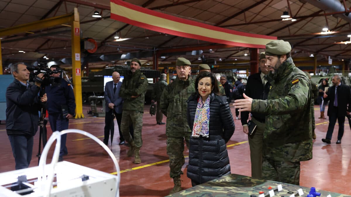 La ministra de Defensa, Margarita Robles, durante su visita al Parque y Centro de Mantenimiento de Sistemas Acorazados nº1 (PCMASA 1) y al Laboratorio Central del Ejército (LCE) en Villaverde