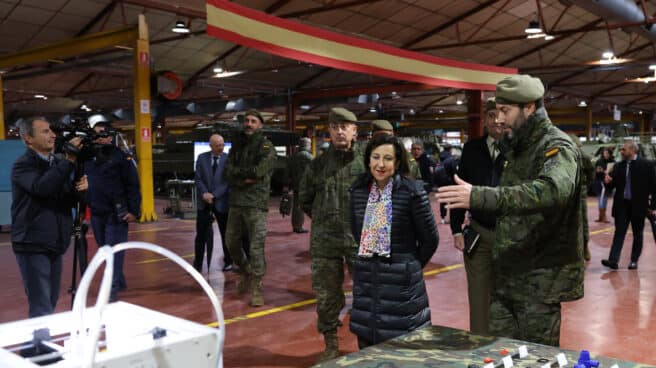ministra_defensa_margarita_robles_visita_parque_centro_mantenimiento La ministra de Defensa, Margarita Robles, durante su visita al Parque y Centro de Mantenimiento de Sistemas Acorazados nº1 (PCMASA 1) y al Laboratorio Central del Ejército (LCE) en Villaverde