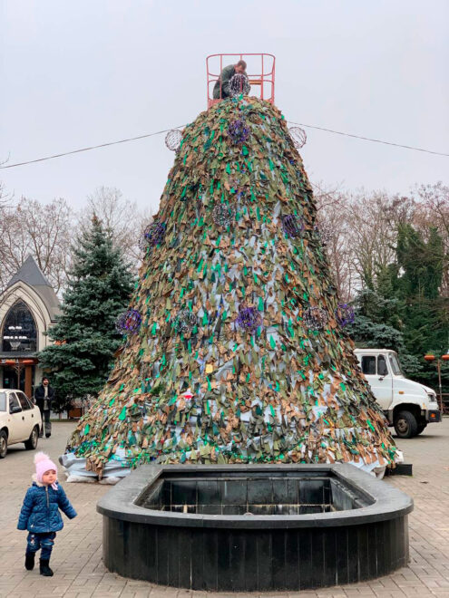 Árbol de Navidad hecho con redes de camuflaje, Mykolaiv.