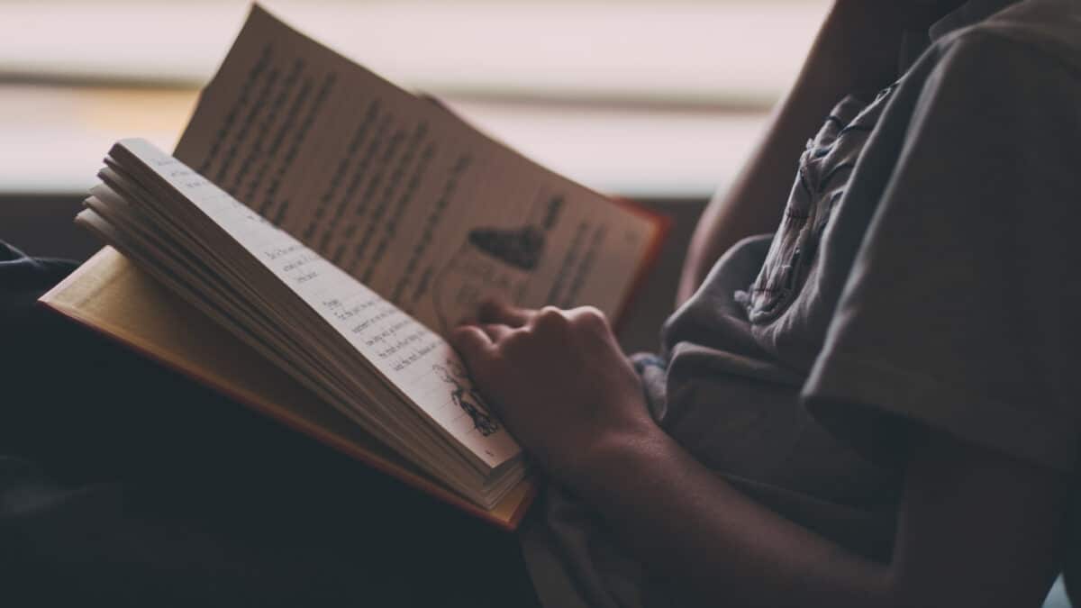 Un niño leyendo