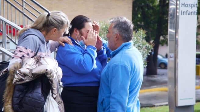 padres_puerta_infantil_hospital_virgen