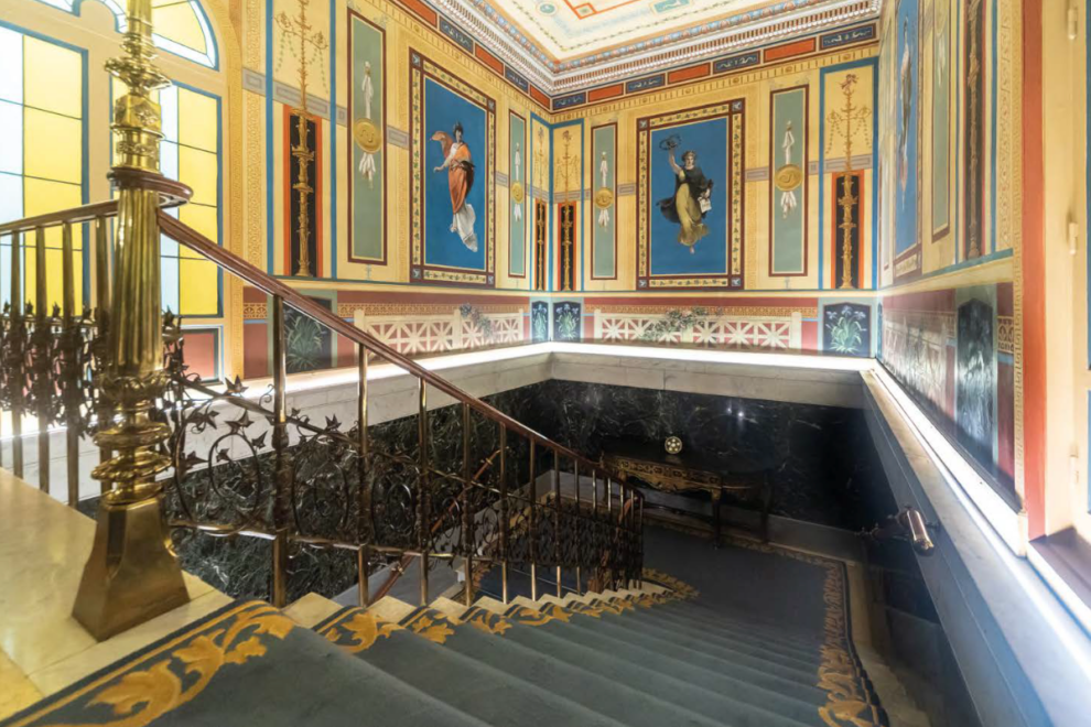 Mapfre ilumina la historia y los secretos del Palacio de Elduayen, su joya de la corona. Un libro recorre la apasionante historia de la sede de la compañía aseguradora en el Paseo de Recoletos de Madrid. Detalle de la escalera desde el piso principal.