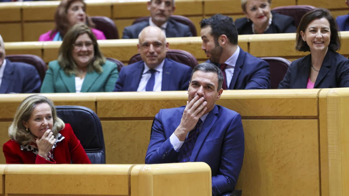 Pedro Sánchez, riéndose, este miércoles en el Senado.