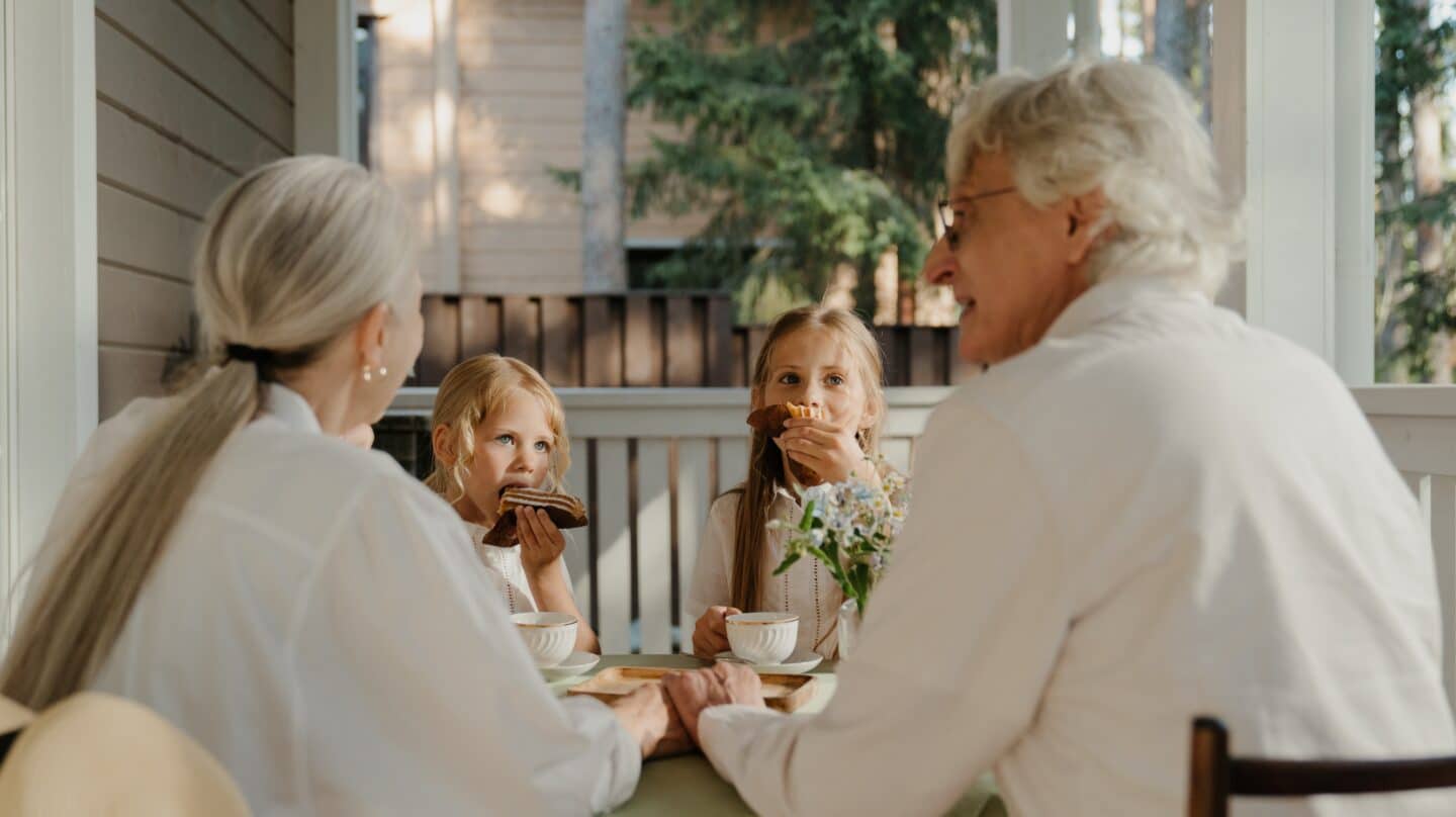 Abuelos merendando con sus nietos