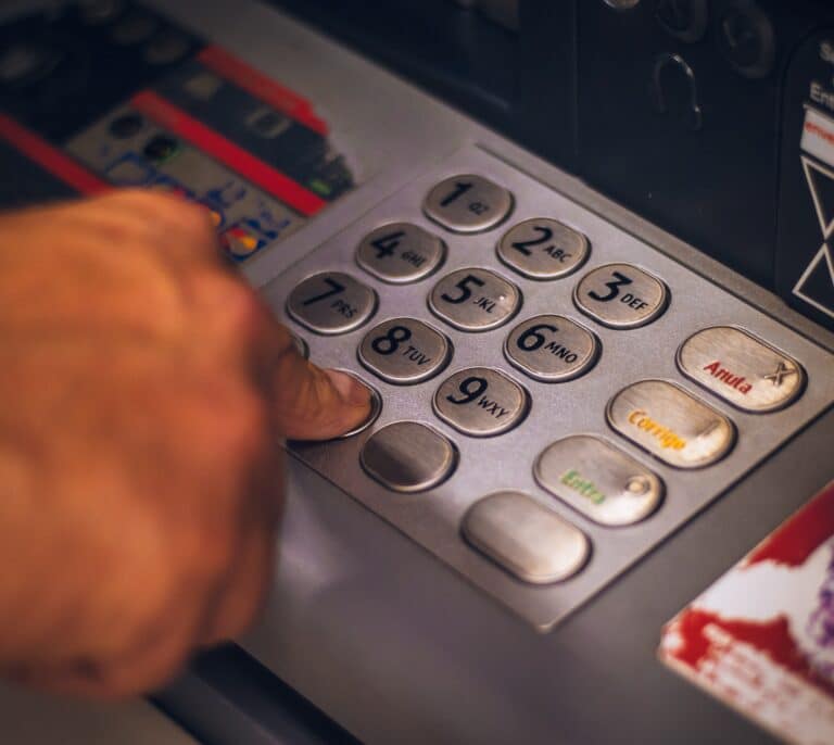 La banca trabaja con Redsys para instalar cajeros marca blanca en municipios de más de 500 habitantes