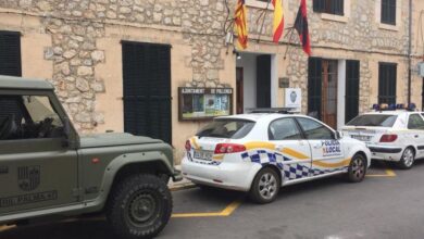 Un joven roba una excavadora y estampa el martillo percutor contra la fachada de una iglesia