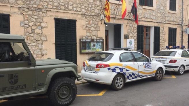 Ayuntamiento de Pollença con un coche de Policía Local en su puerta