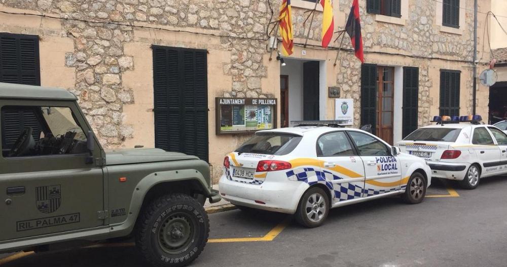 Ayuntamiento de Pollença con un coche de Policía Local en su puerta