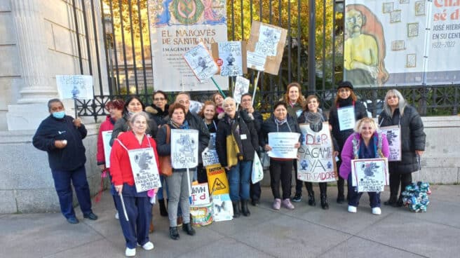 Concentración de trabajadores enfrente de la Biblioteca Nacional.