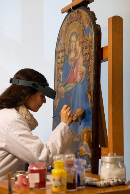 Trabajos de restauración sobre el cuadro en el Thyssen