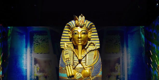 Sarcófago egipcio en la exposición de Tutankamón en Madrid