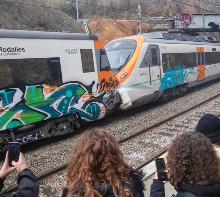 Un choque entre dos trenes deja varios heridos en la estación de Rodalies de Montcada