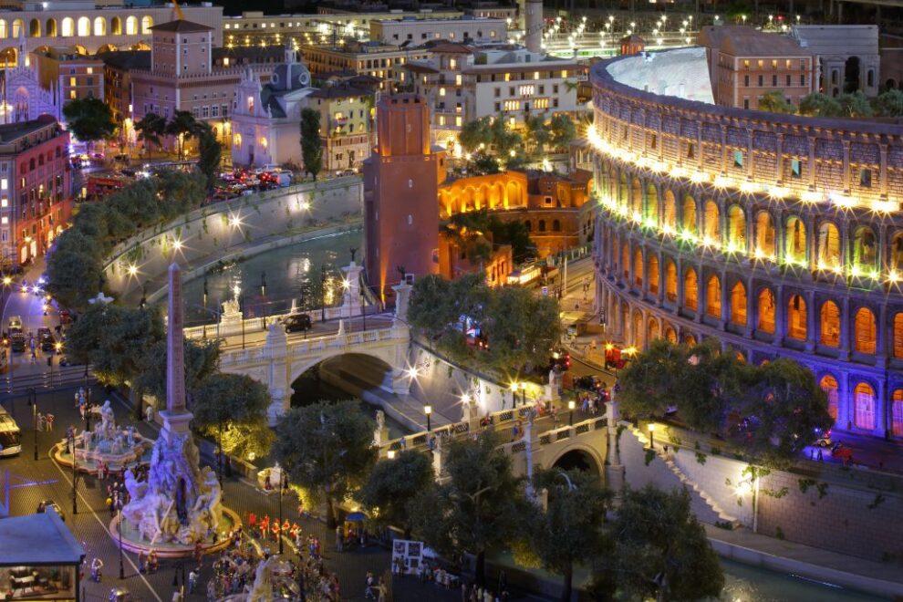 Miniatura de Roma con el Coliseo.