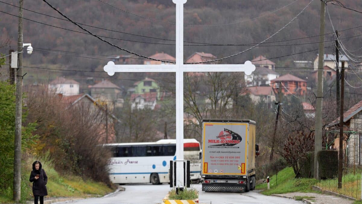 Varios camiones bloquean una carretera cerca del municipio de Rudare, en Kosovo.