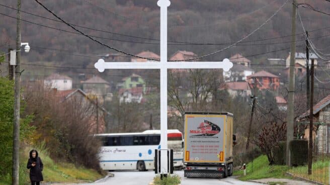Varios camiones bloquean una carretera cerca del municipio de Rudare, en Kosovo.