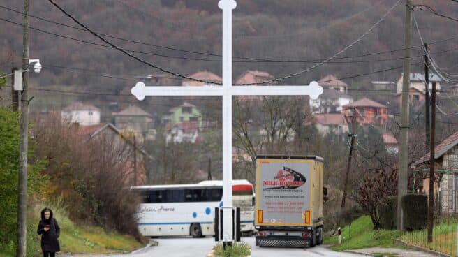 Varios camiones bloquean una carretera cerca del municipio de Rudare, en Kosovo. Varios camiones bloquean una carretera cerca del municipio de Rudare, en Kosovo.