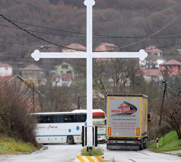 El embajador ruso en Serbia dice que el aumento de la tensión en Kosovo puede llevar a un "baño de sangre"