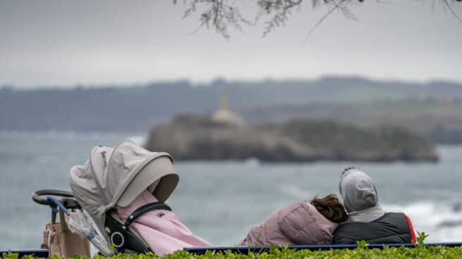 Una pareja, sentada en un banco frente al mar en Santander. Una pareja, sentada en un banco frente al mar en Santander.