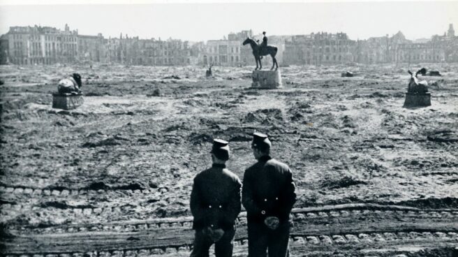 Tiergarten de Berlín en 1945. Tiergarten de Berlín en 1945.