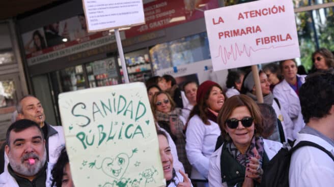 varios_manifestantes_exigen_mejora_atencion_primaria_sanidad_publica_frente