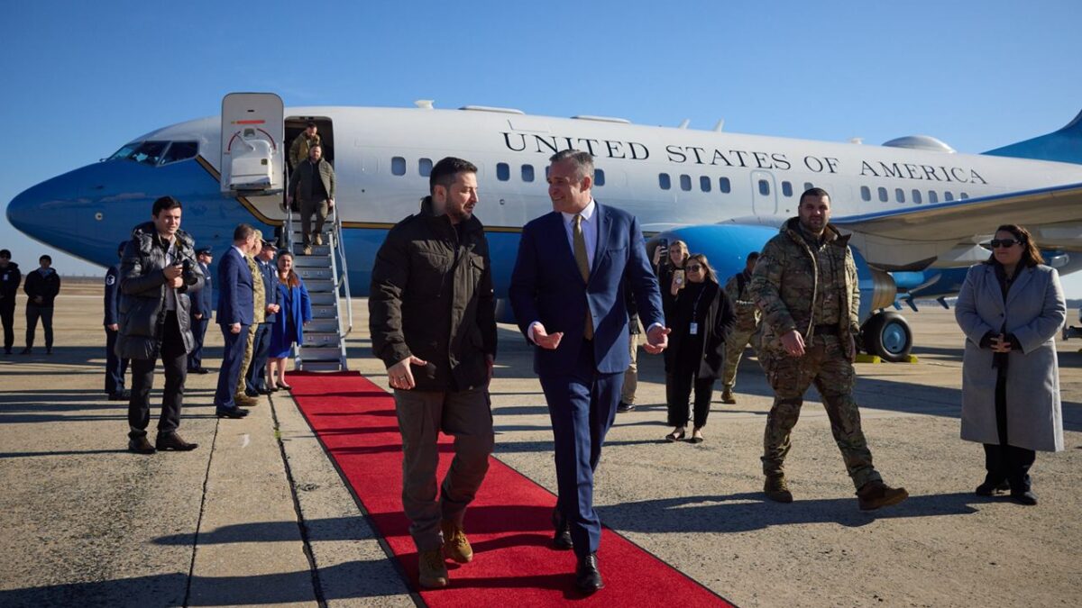Volodimir Zelenski, tras aterrizar en Washington para reunirse con Joe Biden y hablar ante el Congreso.