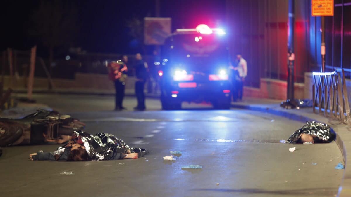 - Los cuerpos de las víctimas yacen en una calle mientras los servicios de emergencia trabajan en el lugar de un tiroteo en una sinagoga en el área de Neve Yaakov de Jerusalén